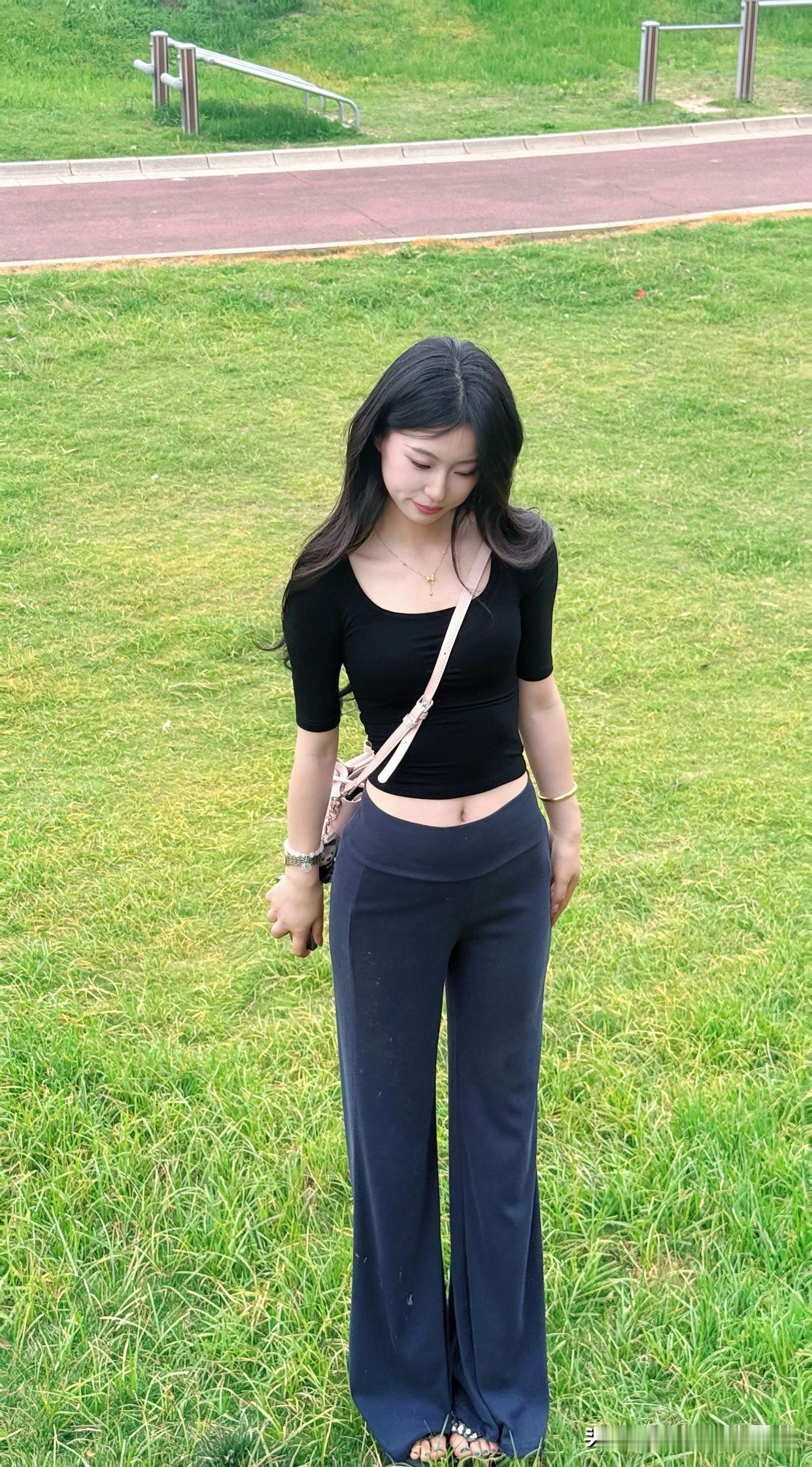 夏日穿搭指南：黑色露脐上衣+高腰阔腿裤，轻松自在，时尚感爆棚！🌞👗👠