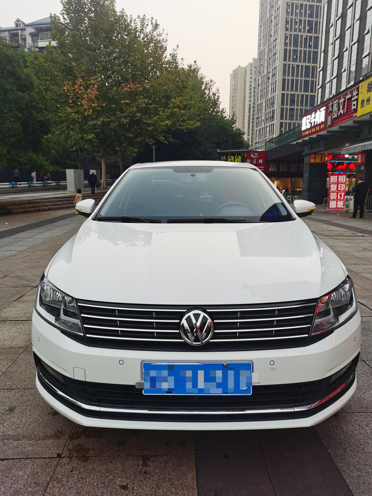 22年买的大众朗逸1.4T版本，买的时候15000公里，现在接近5万公里，省油好