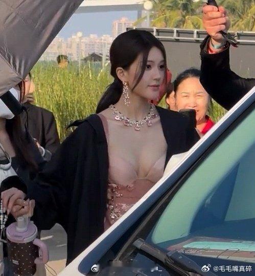 星光大赏红毯赵露思今日星光大赏活动造型