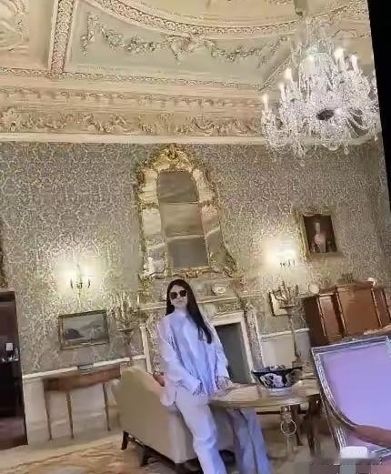 李湘又搞大动作，大半夜晒独自在别墅内的照片还曝光外景，网友都看麻了。
李湘炫富不