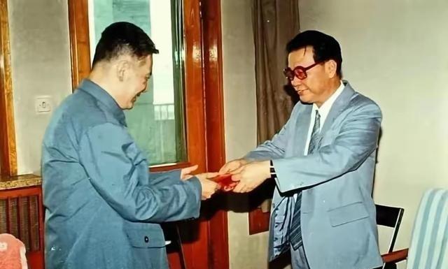 1986年7月，晚年病重的邓稼先换上中山装，在病房接过全国劳动模范奖章和证书，1