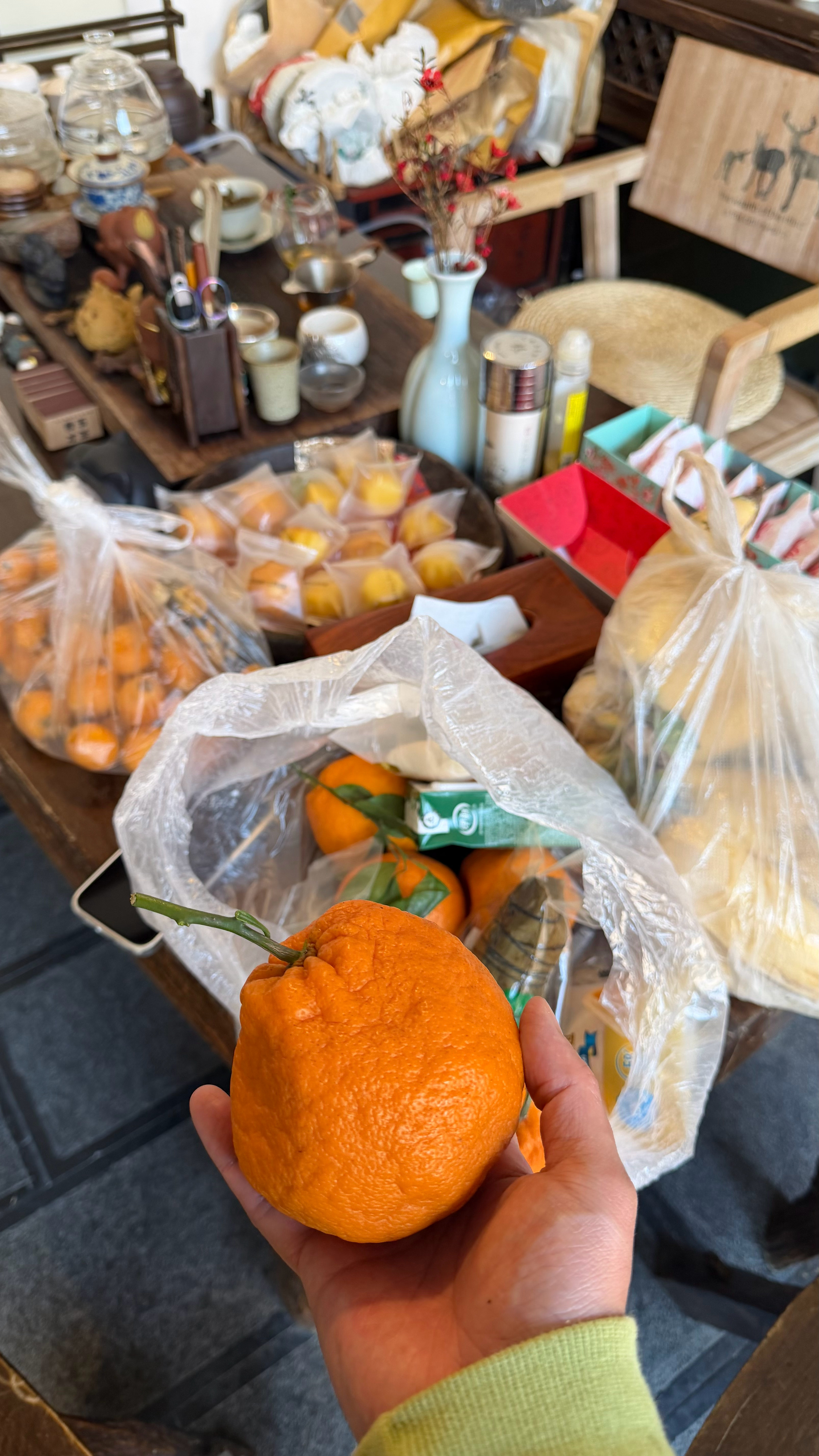 回丽江了，老家带了很多东西回来客栈，啥子耙耙柑，腊鸡腊排骨香肠腊肉，枇杷，芭蕉，