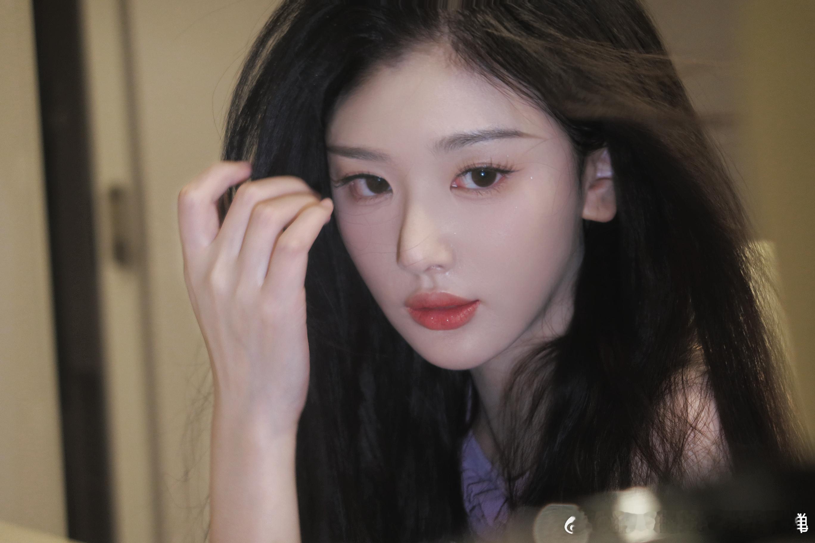 #孔雪儿好会拍##孔雪儿日常6宫格# ​​​ 她的眼神，她的姿态，在这 6 宫格