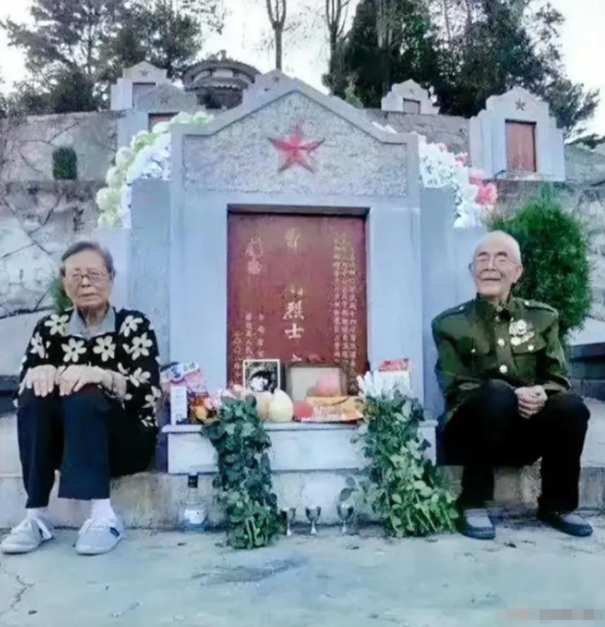 2022年，两位年过八旬的老人，历经千里跋涉，终在烈士陵园前与已故的儿子团聚。他