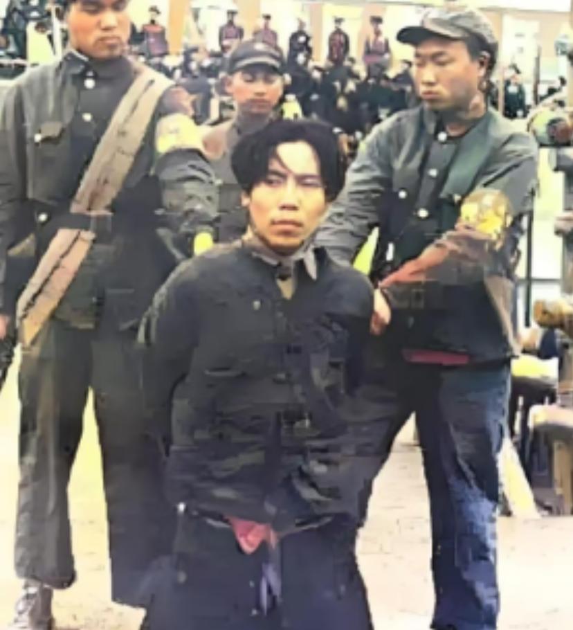 1951年1月，戴笠的儿子戴善武被五花大绑，跪在地上即将被执行死刑。被枪毙的时候