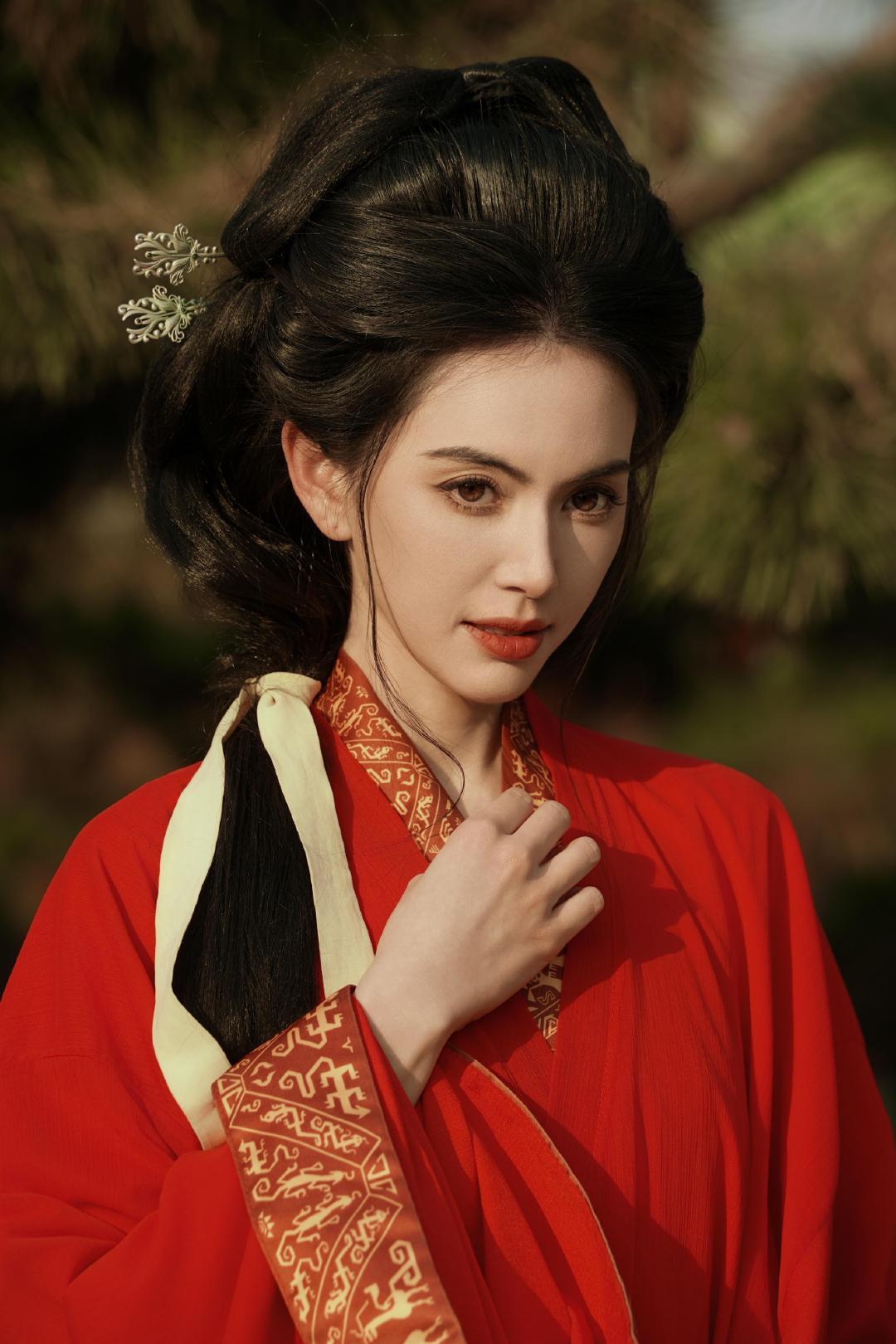 泰星Mai的红衣古装大片，看惯了姐平时的火辣热情，头一次看这么文静的风格，还是那