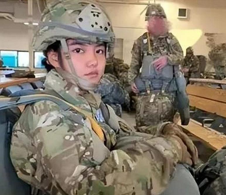 五年前，一名叛国女孩在网上发文挑衅中国人，说自己在美国当兵太爽了，甚至怂恿其他人
