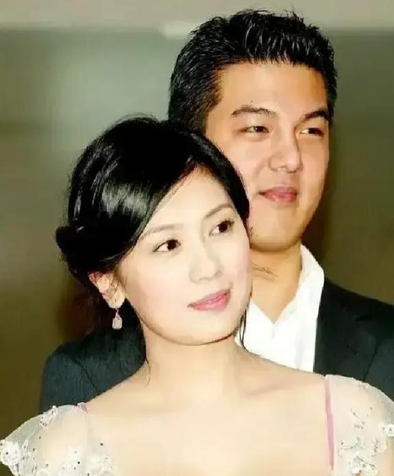 2005年，贾静雯与孙志浩未婚生子。但生产那天，孙志浩却说：“我弱精症哪来的孩子