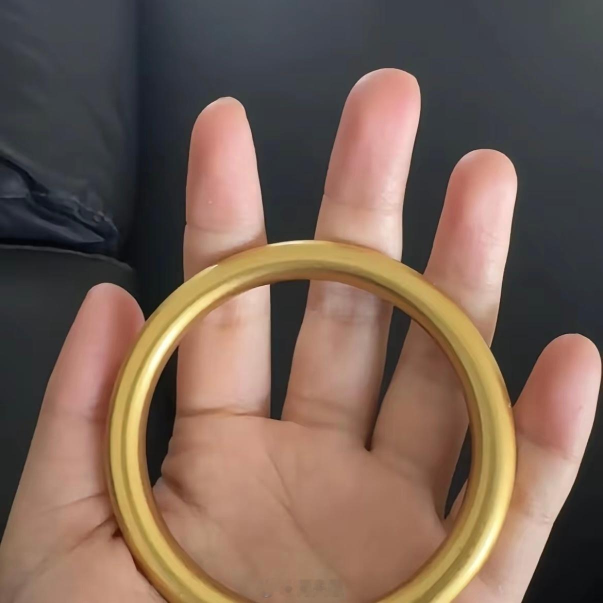 金价下跌却买不进金价下跌却买不进，主要是因为银行主动实施了限购措施。近期金价回调