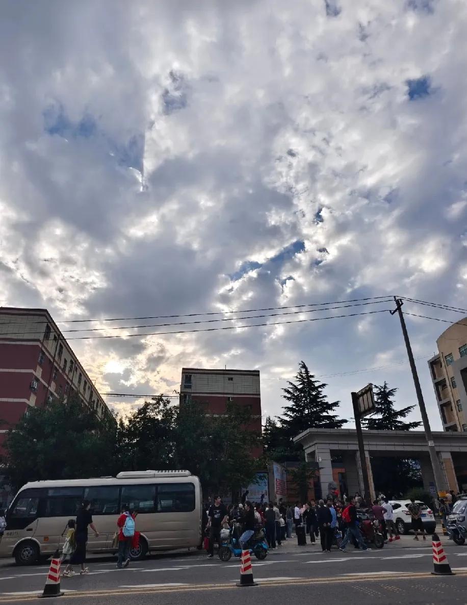 朋友开店太忙，想花600块找人接俩娃，半个月没人理她懵了 这钱真没人稀罕？
 