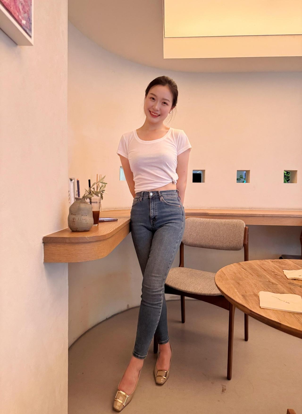 清冷疏离自带格调，不浓烈不刻意，高级感是由内而外的气质。清冷高级 疏离感美女 高