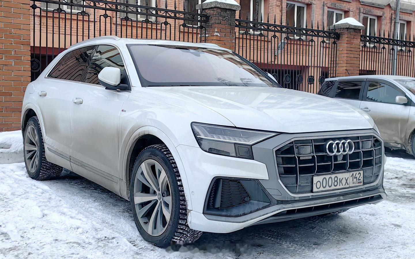 Audi Q8 / CNHTC Howo 380 / Zeekr 001Gene