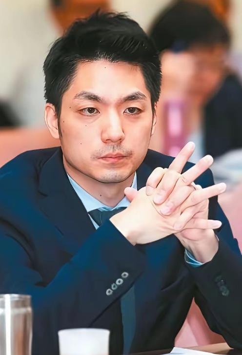 最近蒋家那边又传出消息，有后人站出来公开喊话，想把蒋介石和蒋经国的两口棺椁，迁回