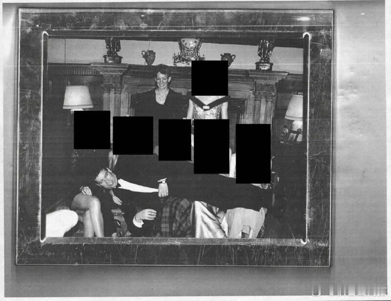 【安德鲁王子不雅照片曝光！王室庄园内“横躺多名女子腿上”】海外新鲜事 美国司法部