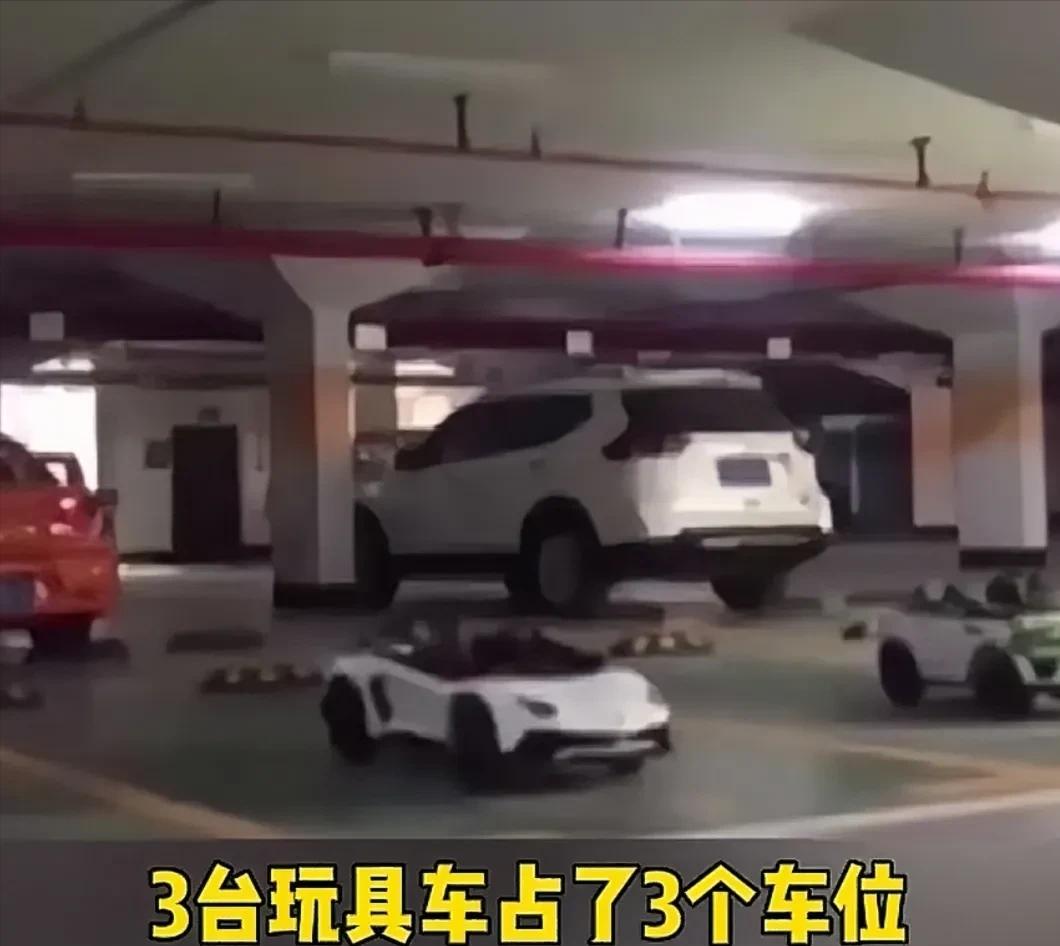 这就是鲁莽的下场！浙江一男子，见自己家的3个停车位总是被他人占用，他拿出3辆玩具