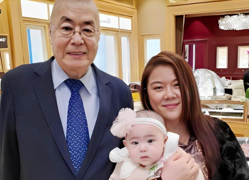 🎹85 岁刘诗昆的三婚妻子孙颖也太会穿了吧！微胖身材把宽松风穿出高级感，一边倒
