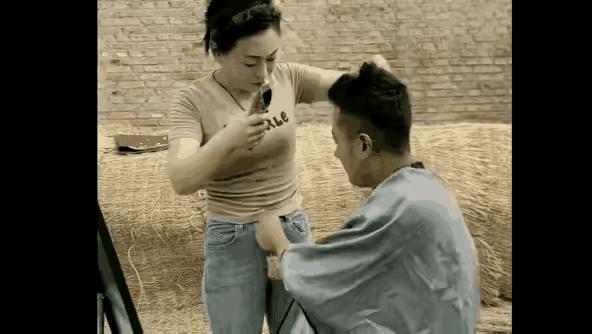 唉！
好心不一定就会有好报！
但瞎管闲事就一定被暴！