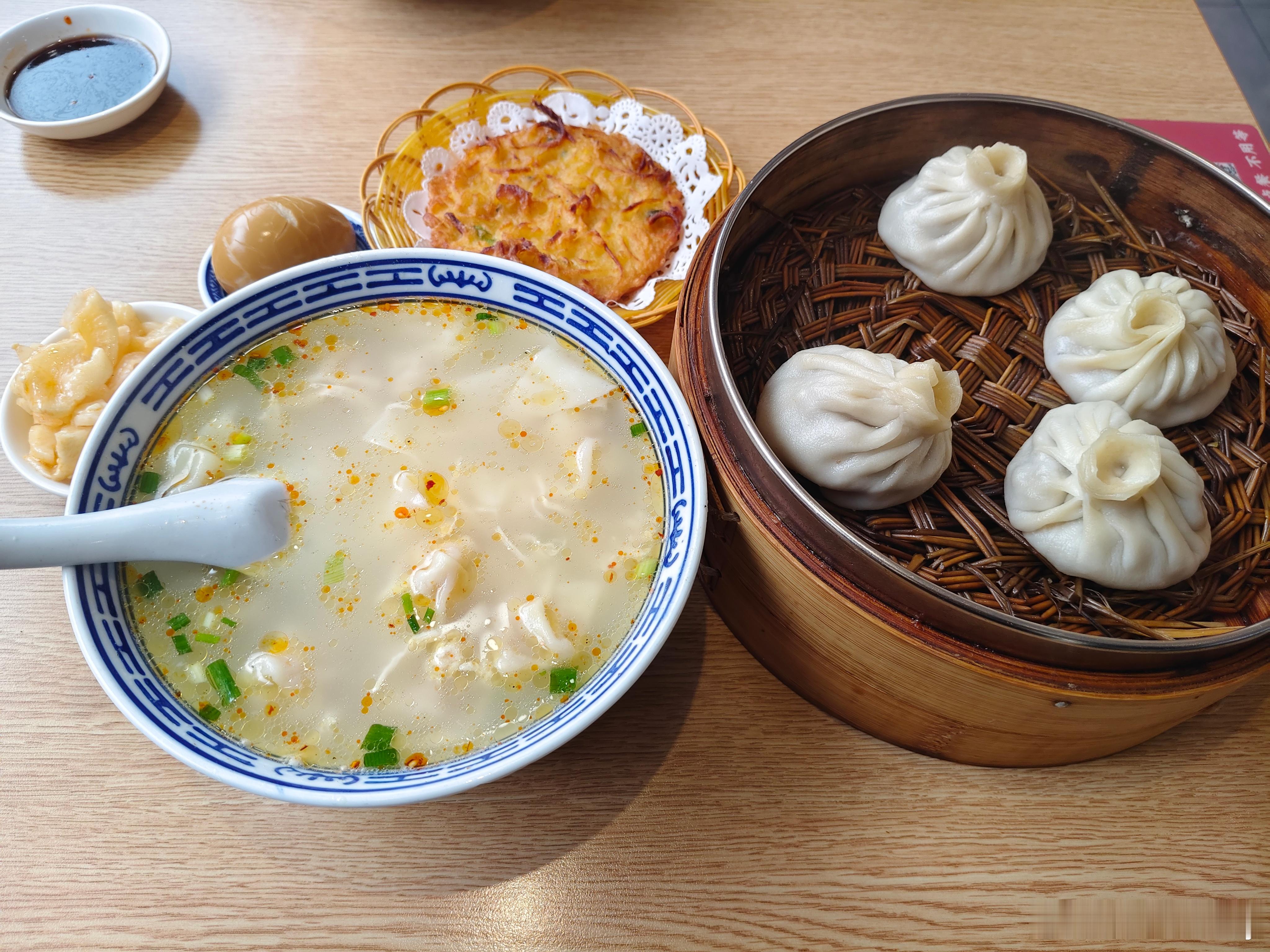 今日份暖胃午餐：鸡汤馄饨配汤包，鲜香味美