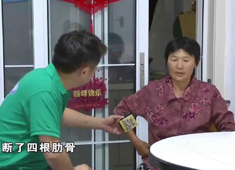 养儿真的防老？浙江嘉兴有位六十多岁的焦大妈，被儿媳打断了四根肋骨，躺在医院里等儿