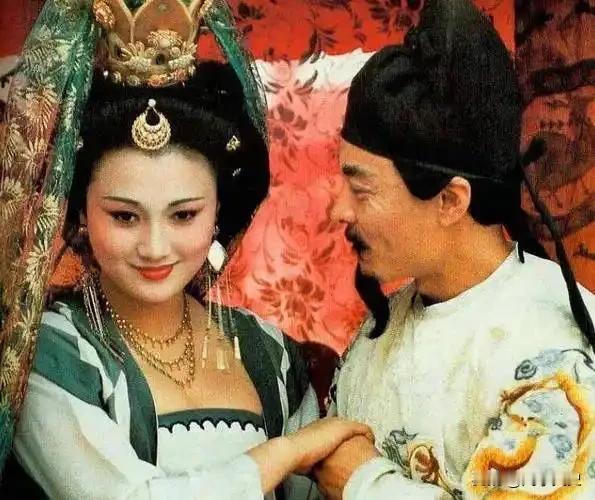 安禄山和杨玉环，一个三百斤的胡人胖子，一个让皇帝神魂颠倒的贵妃。这俩人搁在一块儿