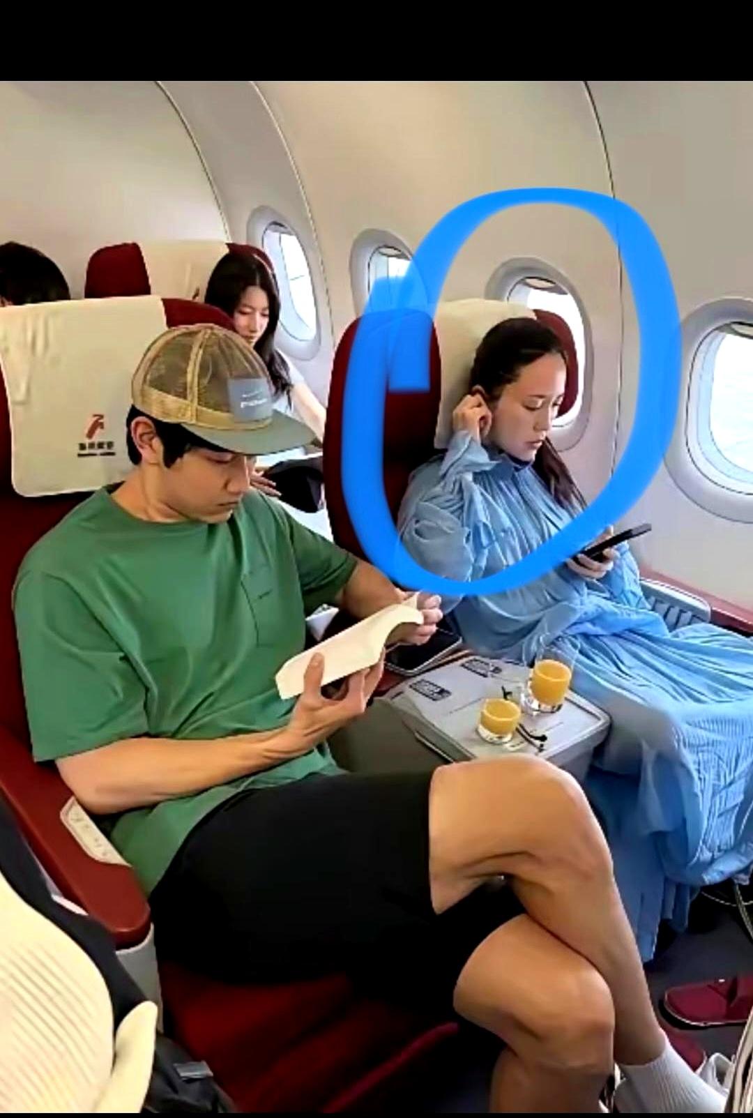 同框出行时，帽檐压得低低的，他老公一身少年感运动风，旁边她保养再好，终究到了年纪