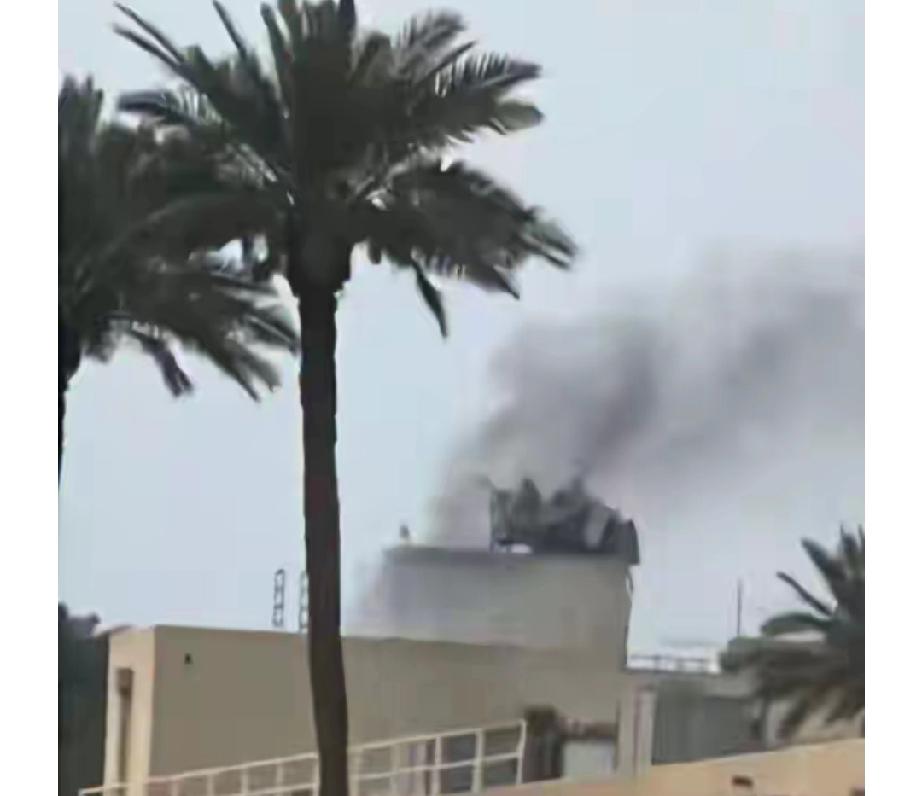 美国驻伊拉克巴格达大使馆顶部冒出浓浓黑烟，伊朗表示伊朗使用无人机袭击了美驻伊拉克