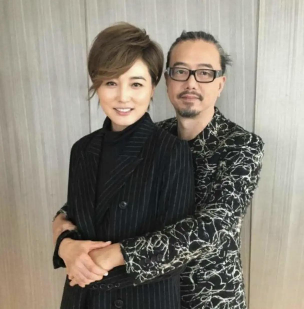 张延张锦程结婚多年后，其实也是蜜里调油的，当初张锦程从妻子的身后抱着张延，张延也