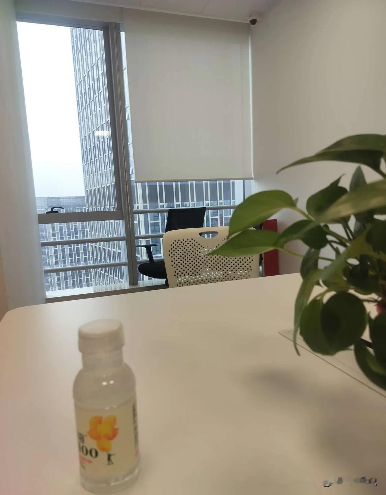 今天约了一个前端程序员面试，本来安排的是部门经理面，结果部门经理让手底下一个说话