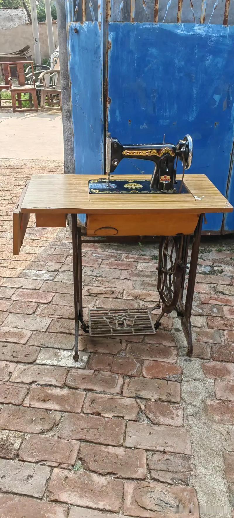 刚结婚的时候，媳妇娘家给陪送了一台老式缝纫机，大概是蜜蜂牌的吧。
某个中午，闲的