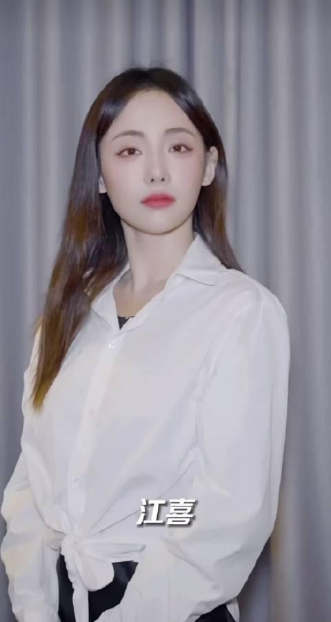 张嘉倪低谷时坚持要俩个孩子抚养权，没有撒手不管，这点佩服她。 ​​​