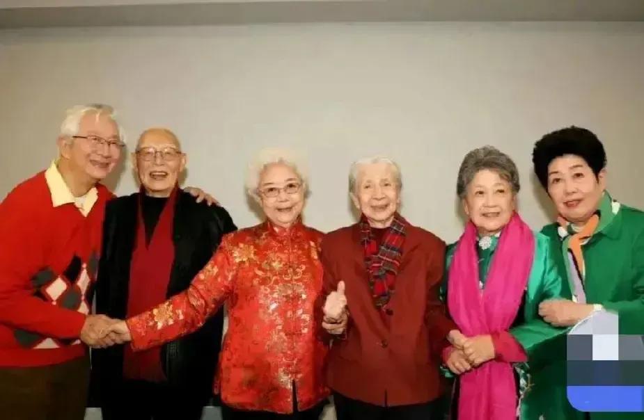 不知道为什么，就喜欢这种美范范，他们是夕阳中最美的彩韵，他们的友谊和情怀渗透着亲