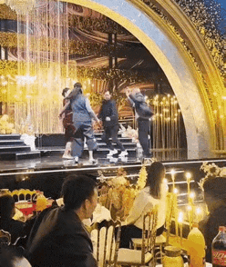 谁也不服谁，两对亲家斗舞嗨翻全场！