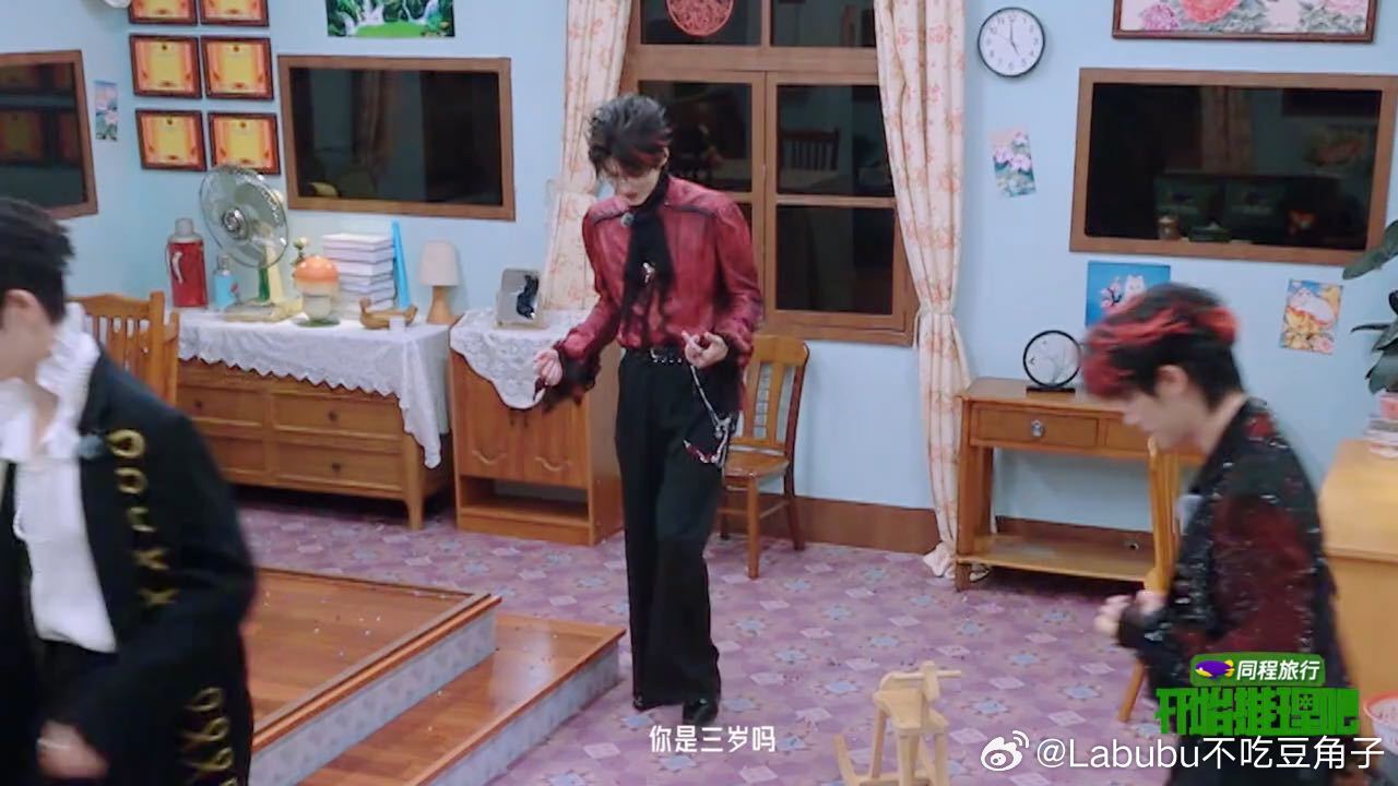 周柯宇问张凌赫你三岁吗周柯宇说张凌赫三岁 张凌赫明明一米九的大个子，行为却满满孩