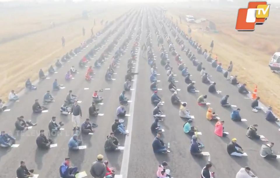 【印度卫队选拔赛规模空前：全国举行了一次大规模考试。】在印度，8000人挤满了机