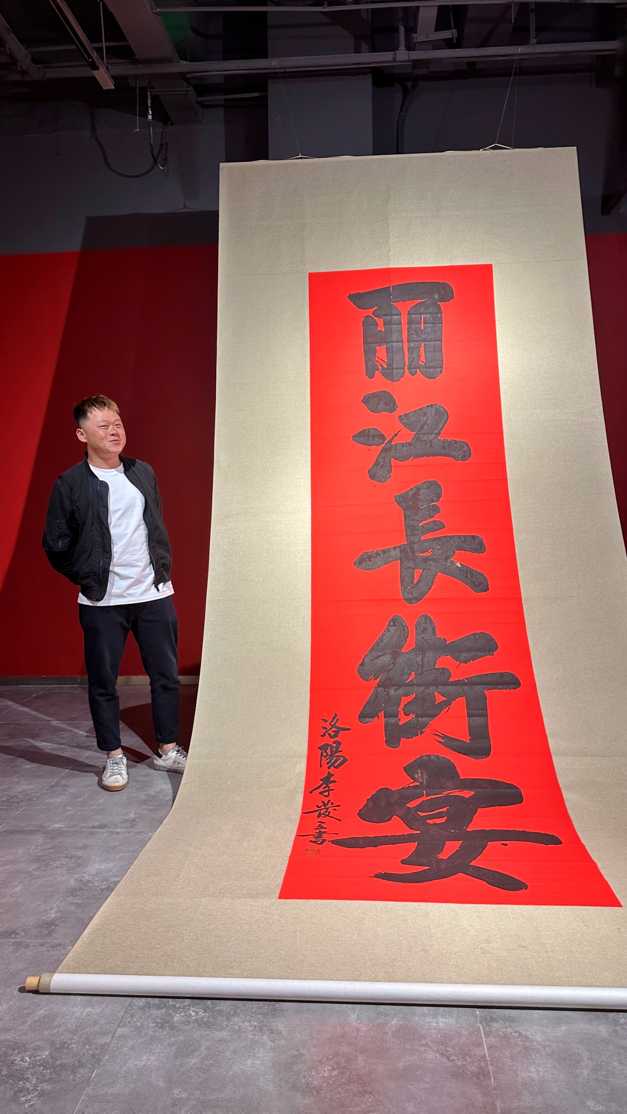 丽江古城这个云上盛宴的长街宴了！有啥好体验的呢？首先拍照好看！进门的大红黄灯笼走