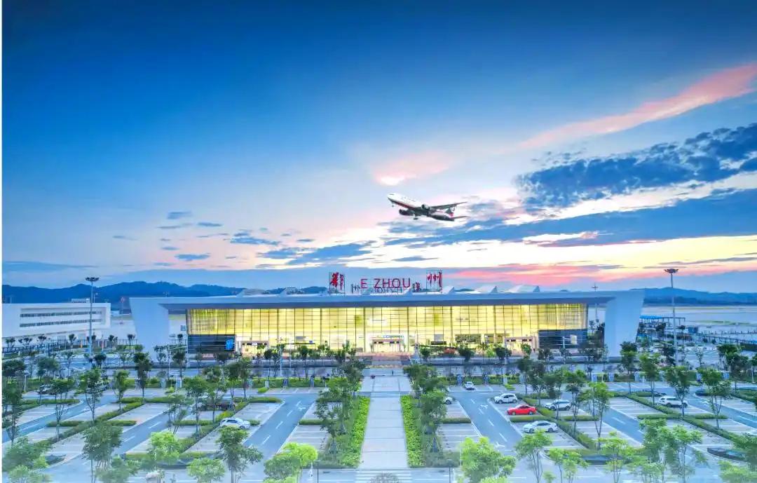 鄂州花湖机场全球货运增速第一，这可太牛了！想想看，它就像一颗货运界的新星，在全球