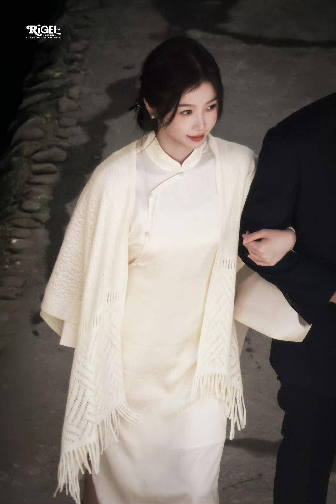 虞书欣民国千金look虞书欣白旗袍披肩 虞书欣民国千金look🈶，好美的民国千