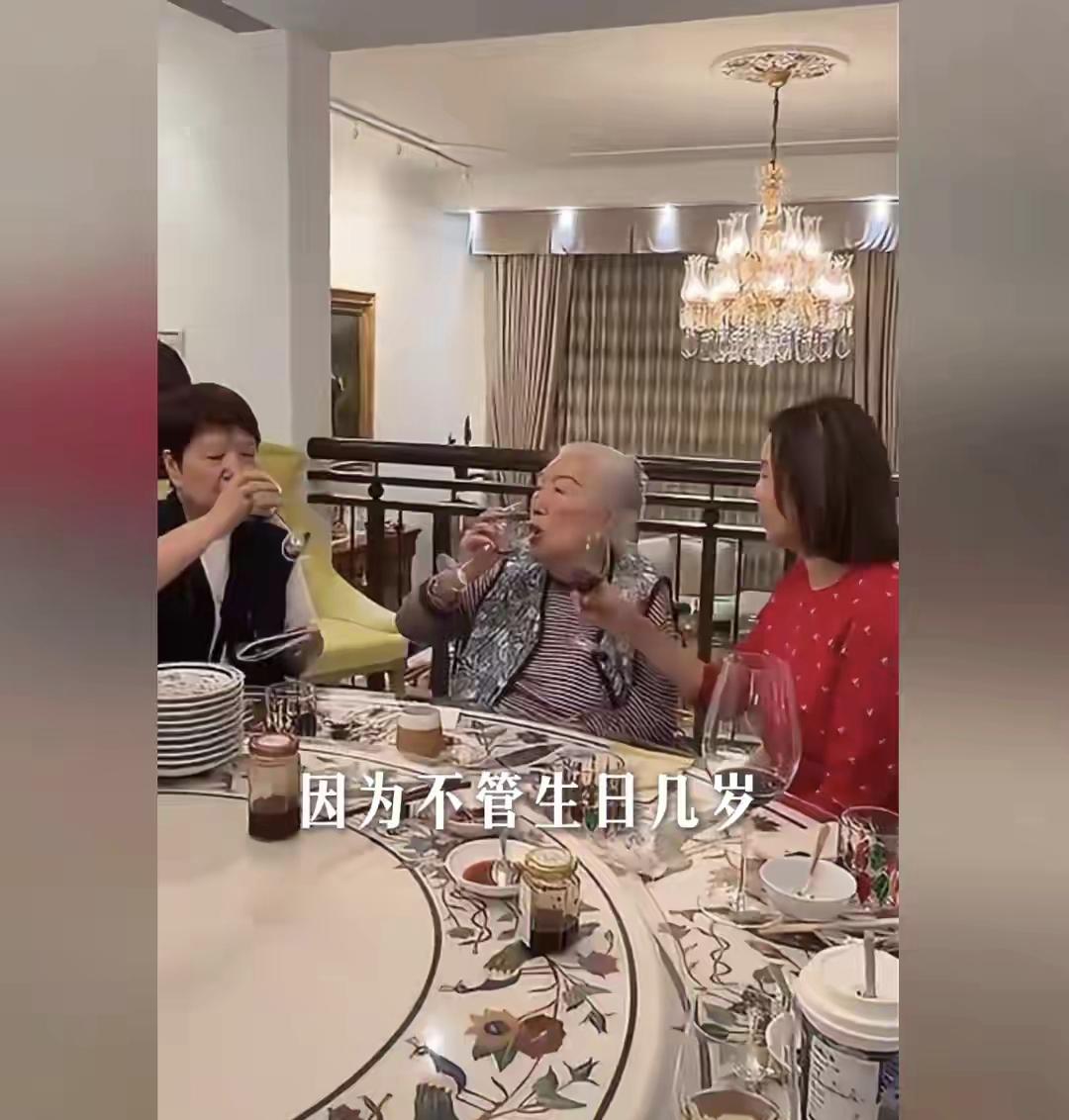 余宝珠在孙子林孝贤45岁生日宴上拿红酒的样子，应该是错误的，手碰着杯身，手上的温