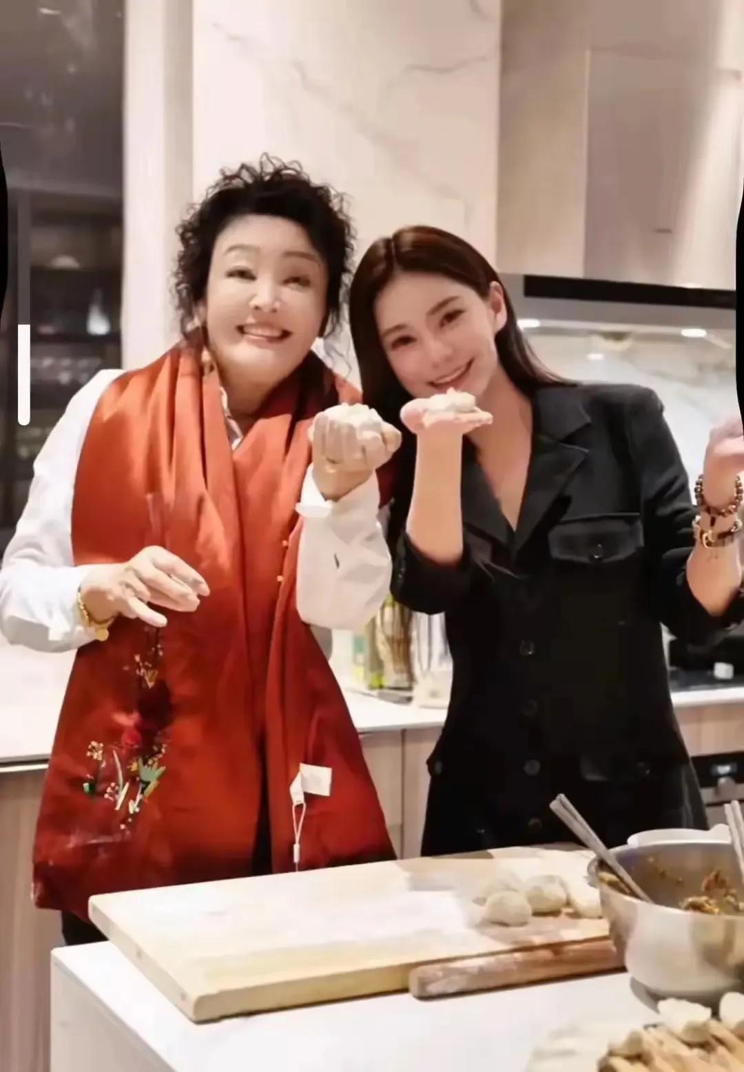 张兰这样的婆婆真是打着灯笼都找不到

大S和张兰的关系似乎一直都不太和谐，在大S