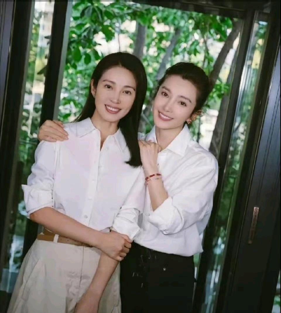 李冰冰和妹妹合照，这脸好像一模一样啊！ 