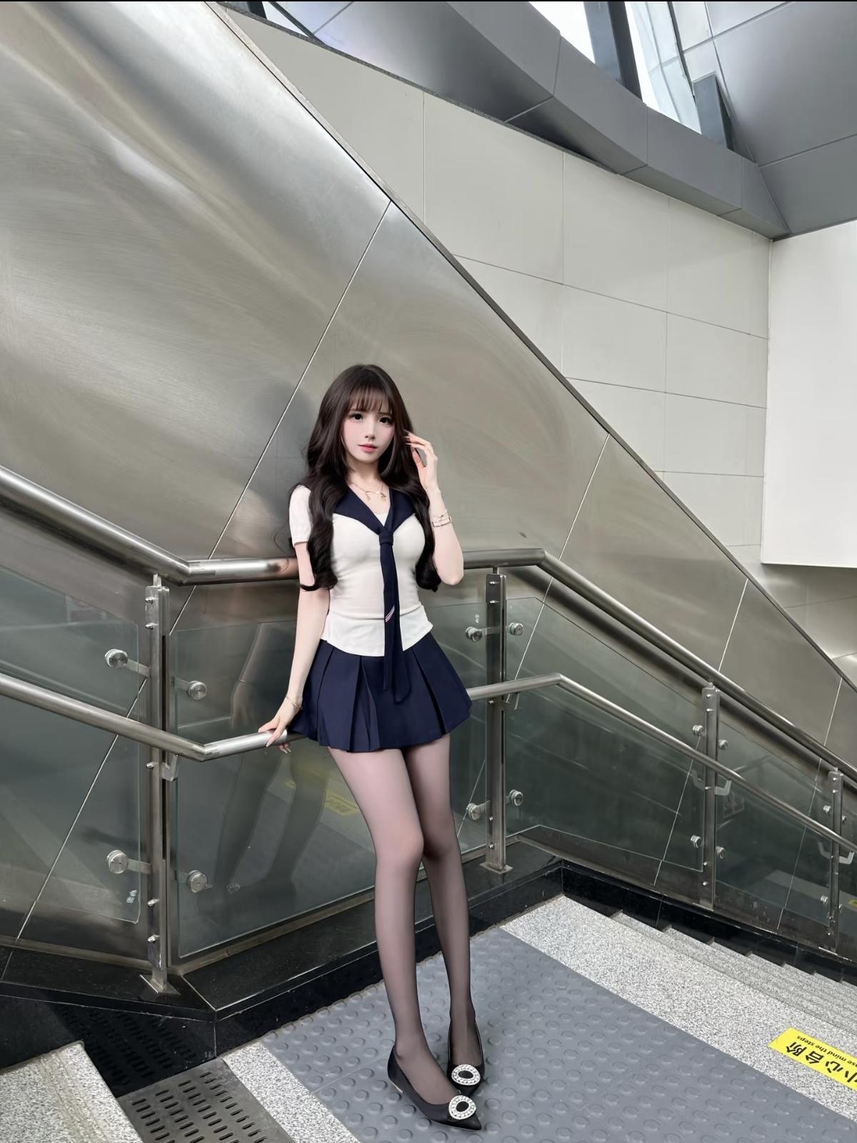 优雅少女风，地铁站里的时尚穿搭女孩子怎么穿搭既时尚又好看?
