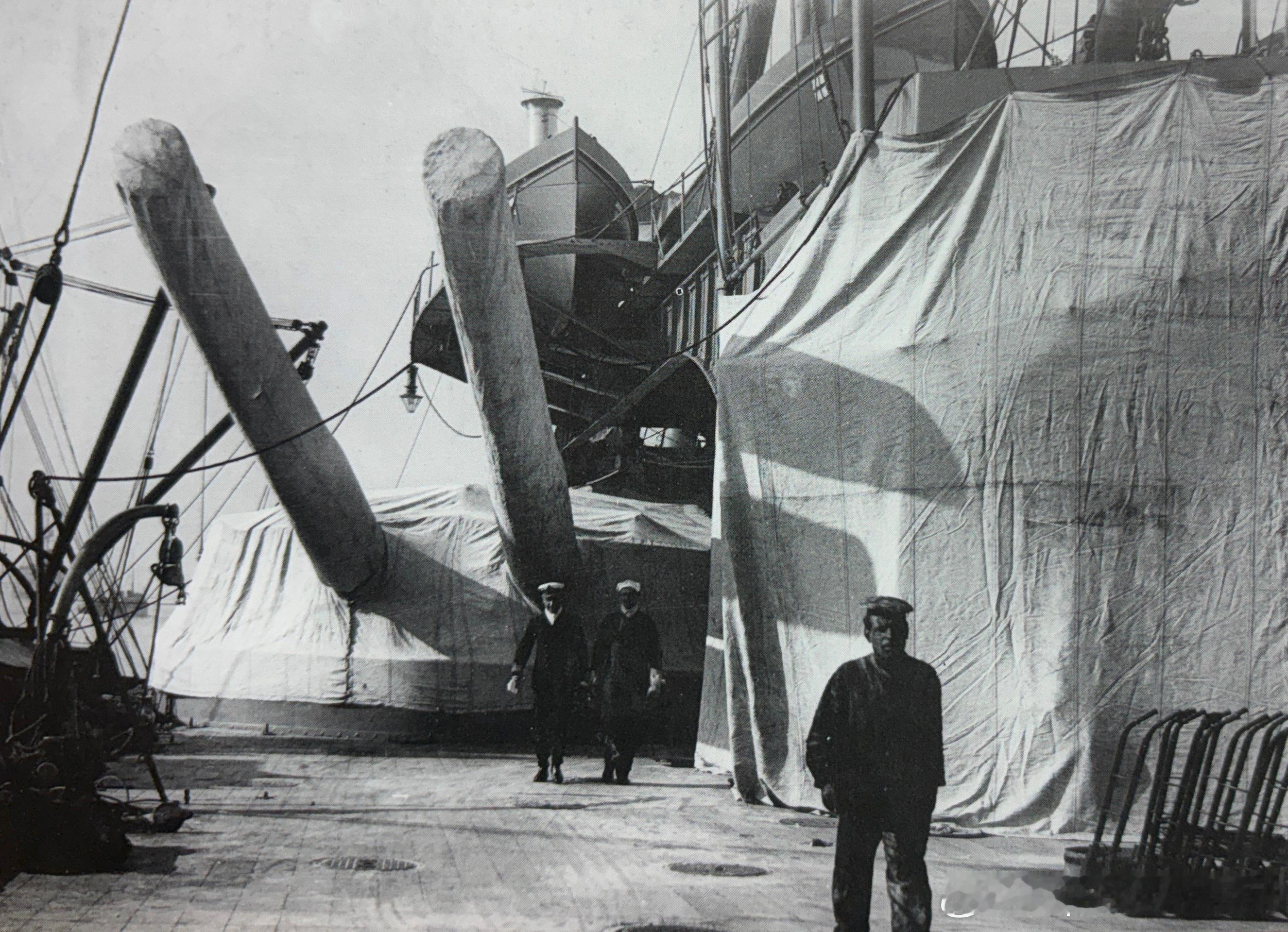 1911年HMS Neptune“海王星”号上的加煤帆布罩。加煤是船员最艰苦的任