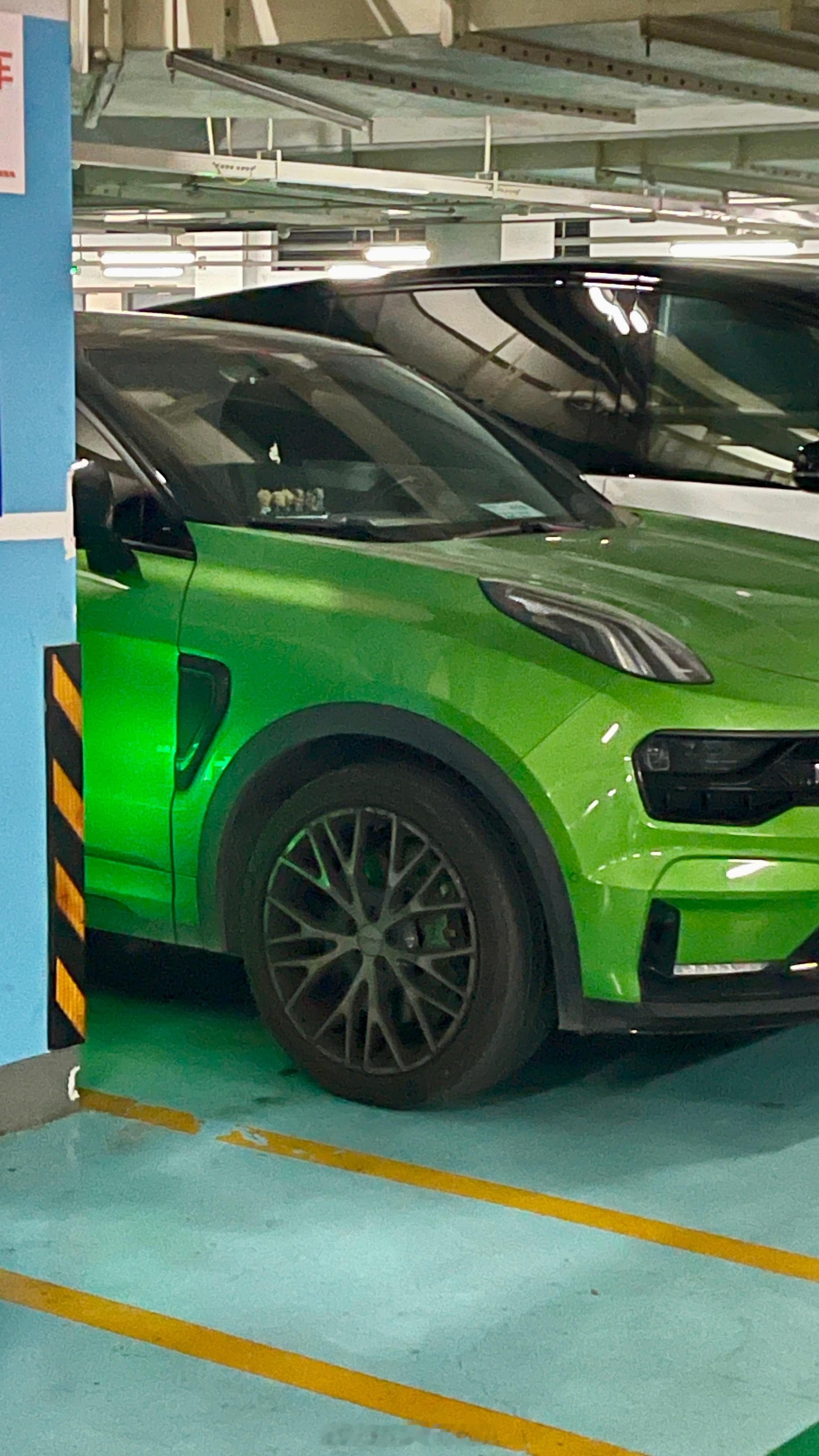 晚上难得见到的两台绿色向宽领克05 、领克09 ，还都是在我职业生涯里留下过浓重