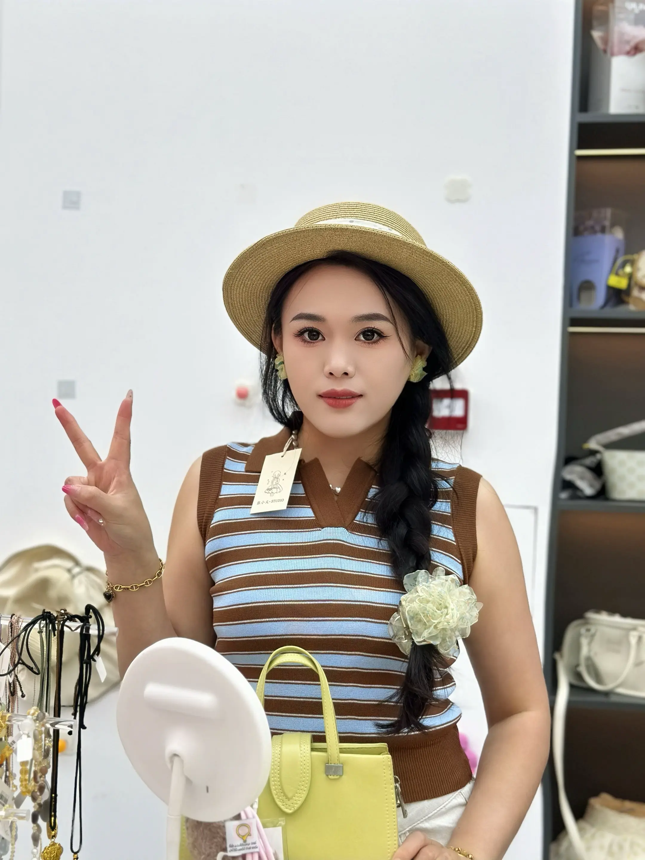有家小店人就不会孤独。 店里都是我喜欢的东西。 穿不完的衣服，谁说我命...