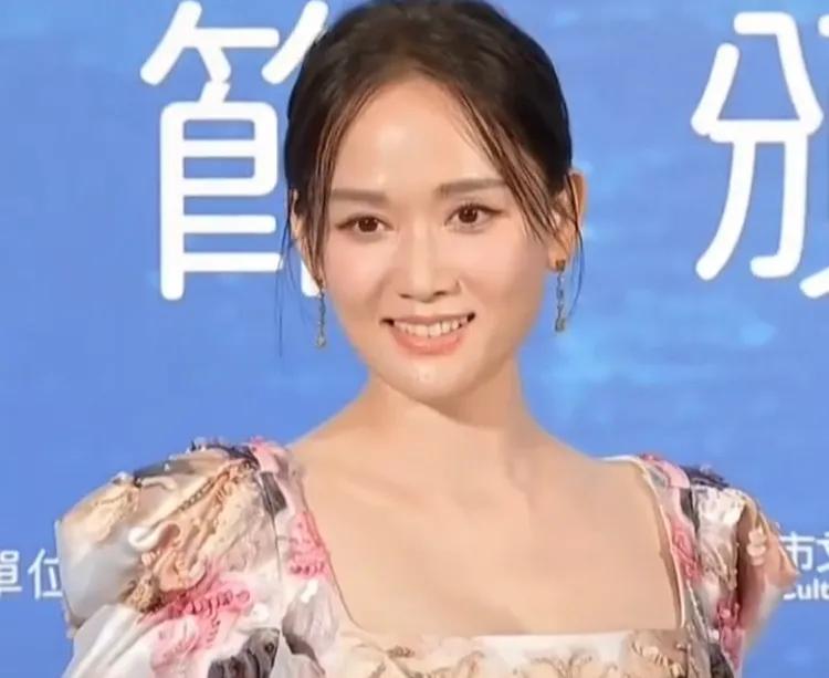 陈乔恩和比她小9岁的老公一起现身机场，两人秀出了恩爱的姿态，让人们感到甜蜜。这个