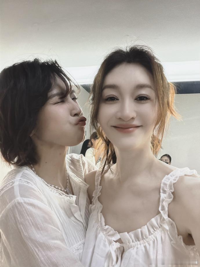 李小冉曾沛慈终于有合照了李小冉晒与曾沛慈合照Vocal！！！！李小冉竟然发了曾慈