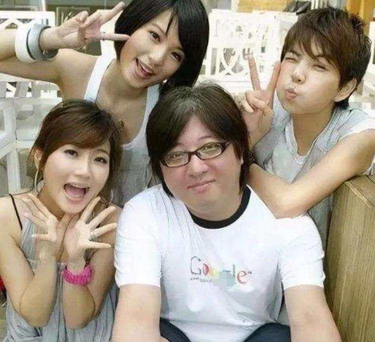 袁惟仁走了，
最难过的不是他的妻儿，
也不是他的家人，而是SHE吧

应该很多人