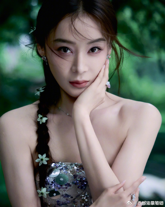 袁姗姗温婉知性美袁姗姗中式美学这一块 好像江南水乡里面的大小姐一样，袁姗姗温婉知