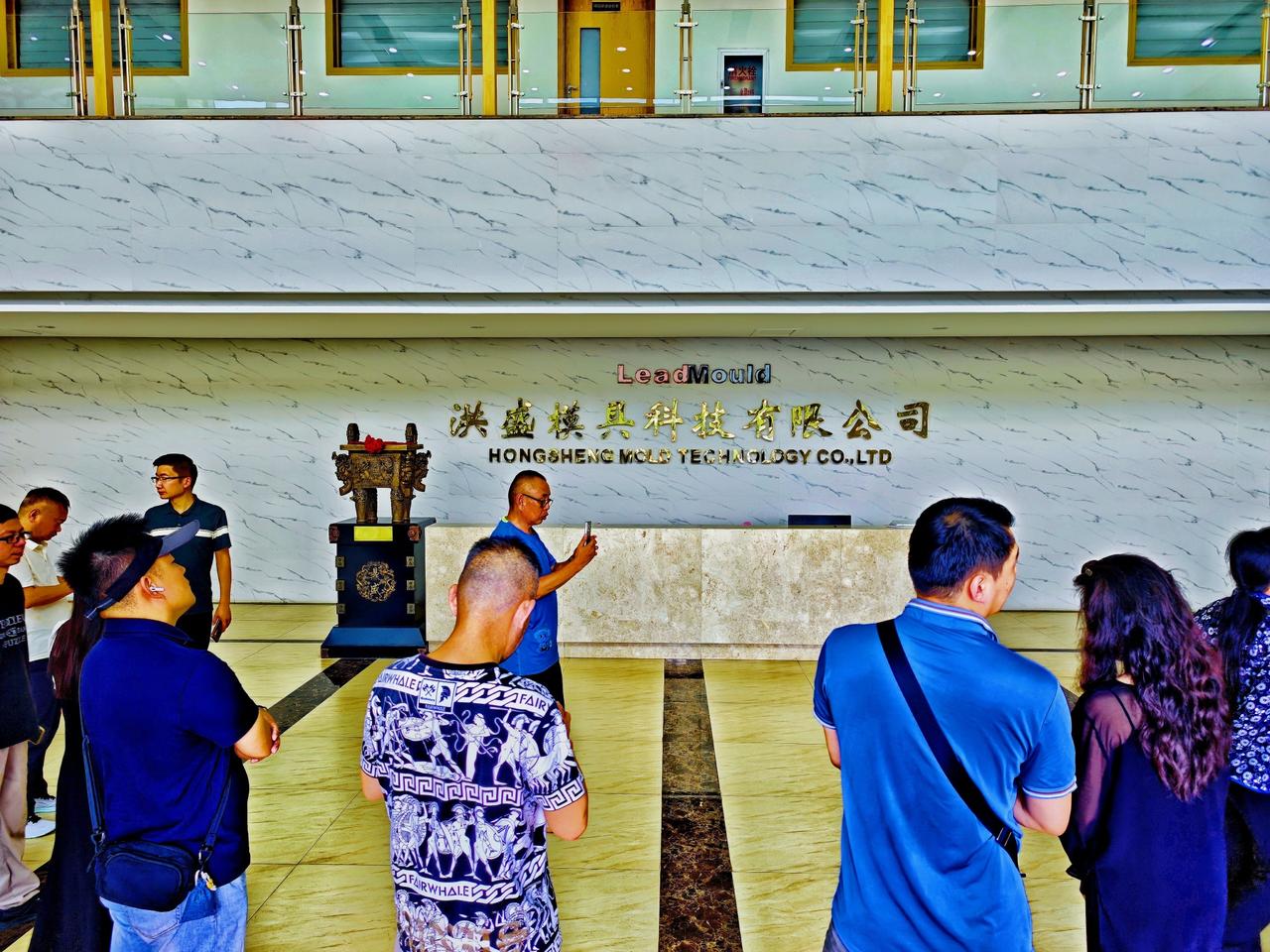 【网络名人探访洪盛模具】近日，“网络名人咸宁行”走进洪盛模具。这家国家级专精特新