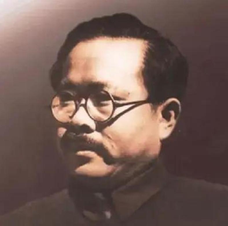 1928年10月，任弼时被捕，敌人派兵将他押往安庆。船上，许多旅客上前围观。任弼